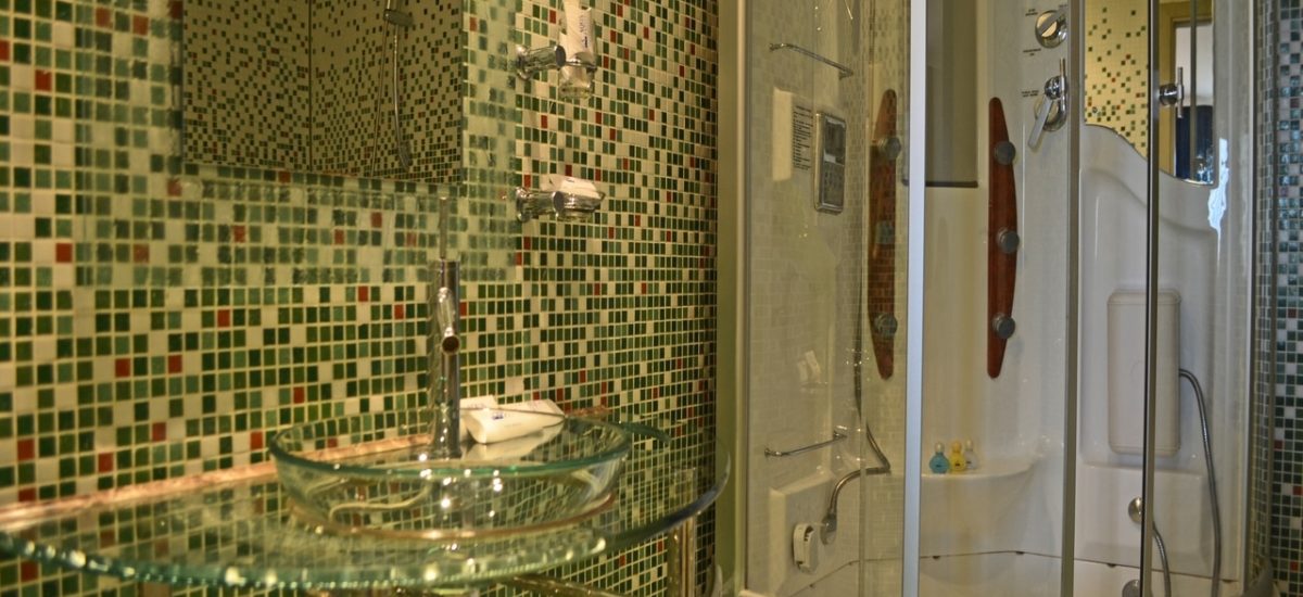 баня с душкабина към апартамент в хотел Аква Бургас